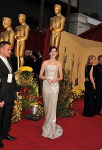 anne-hathaway-ellie-saab anne-hathaway-ellie-saab