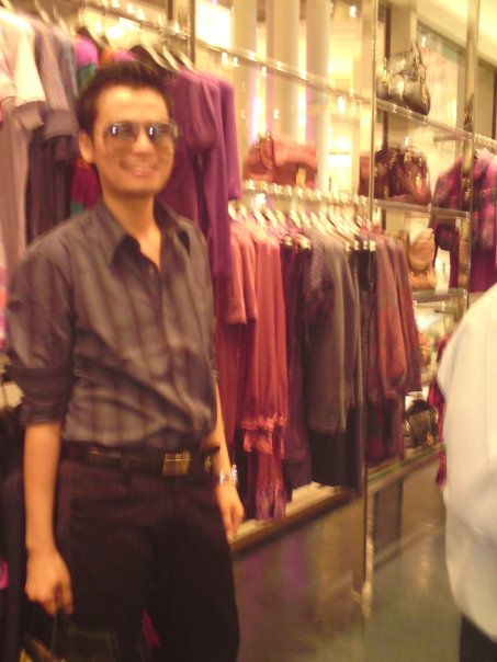 Saya tengah bershopping di Marc by Marc Jacobs di Pavilion