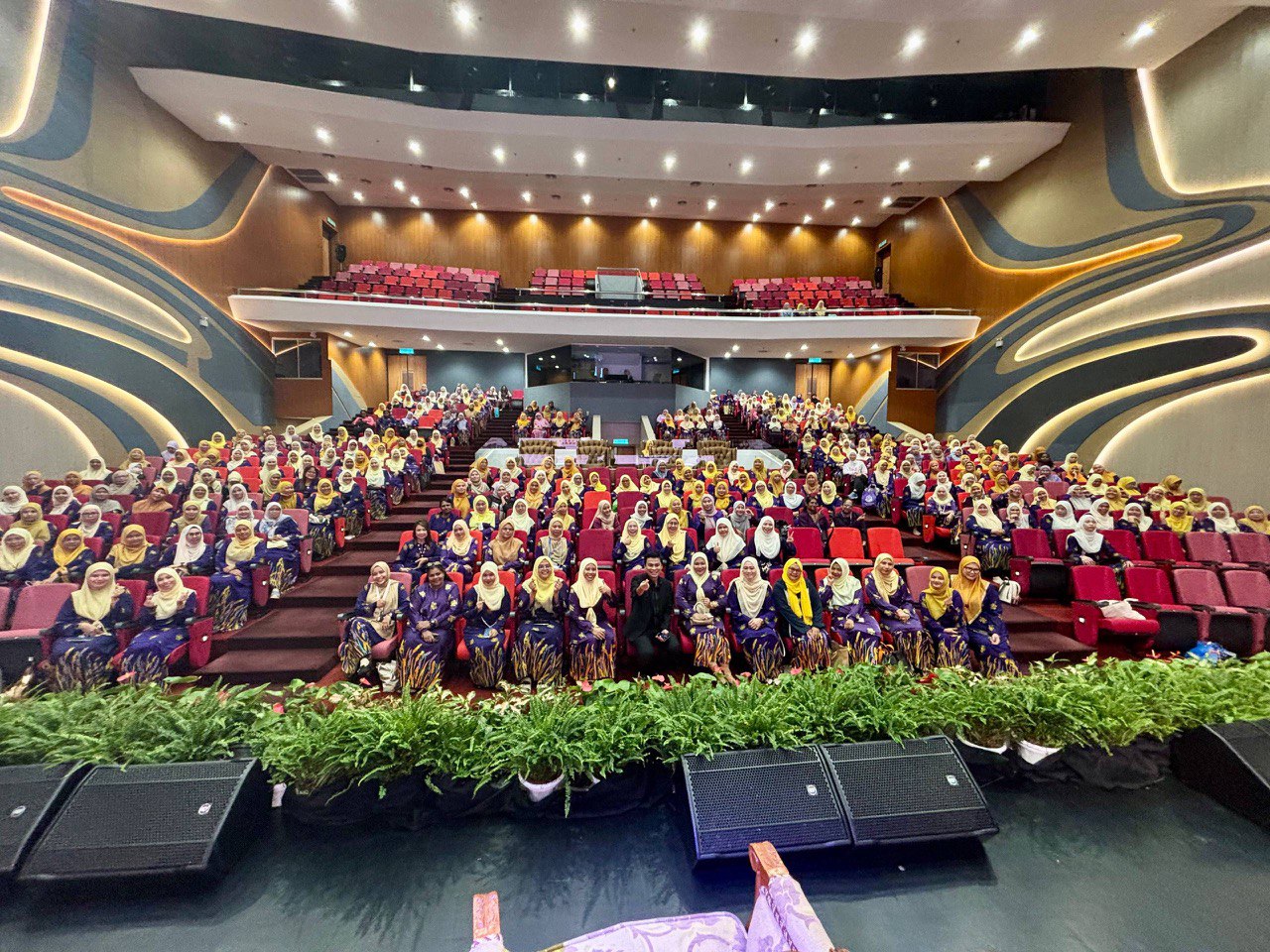 photo_6123120233376582949_y