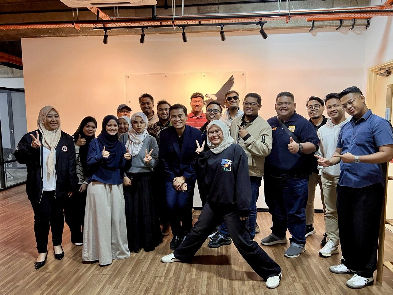 photo_6124928646536432994_y